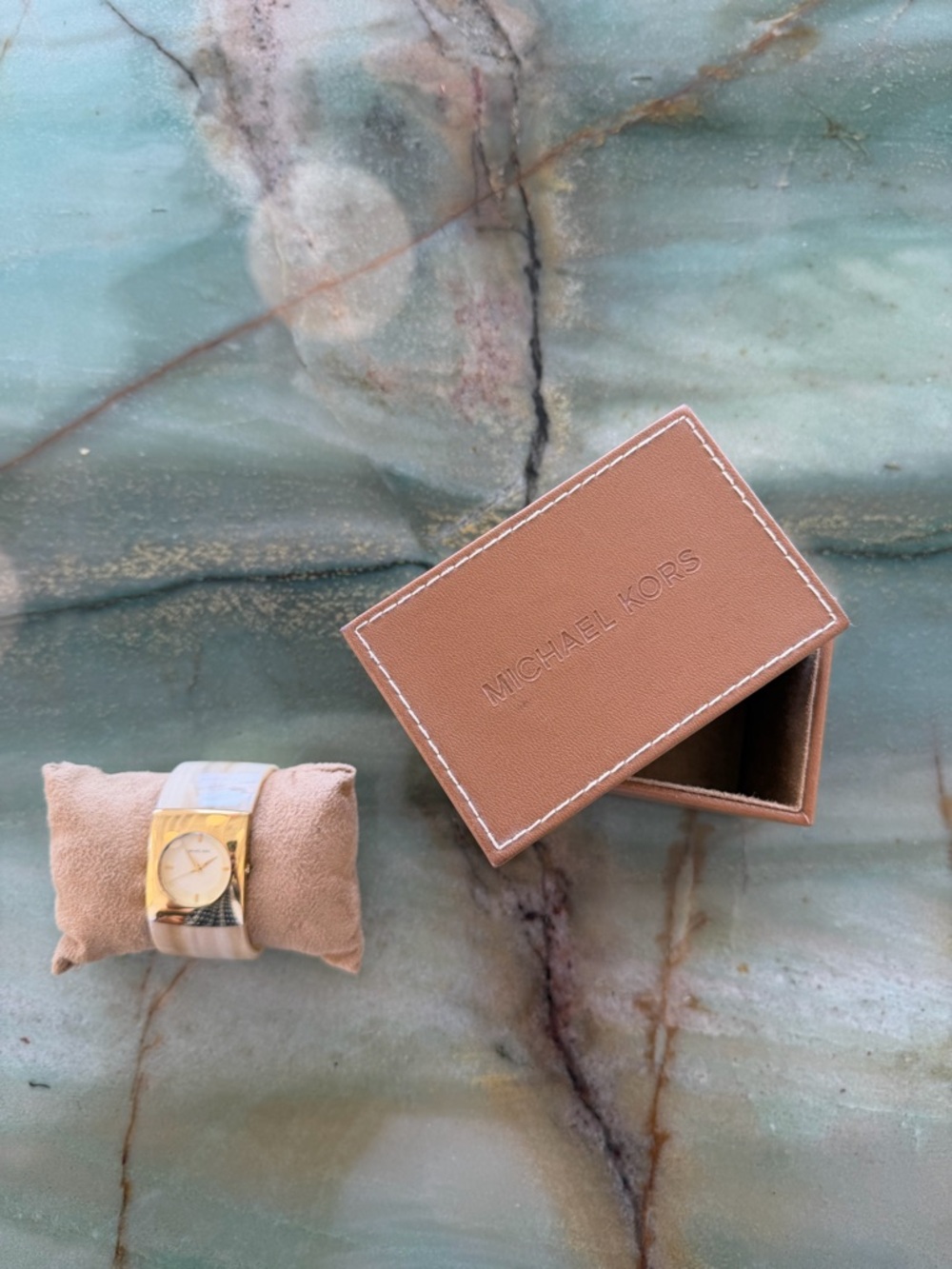 Rare Michael Kors MK4177 Bracelet Acrylic Bangle Brushed Gold Dial Watch w/ Box - Picture 5 of 5